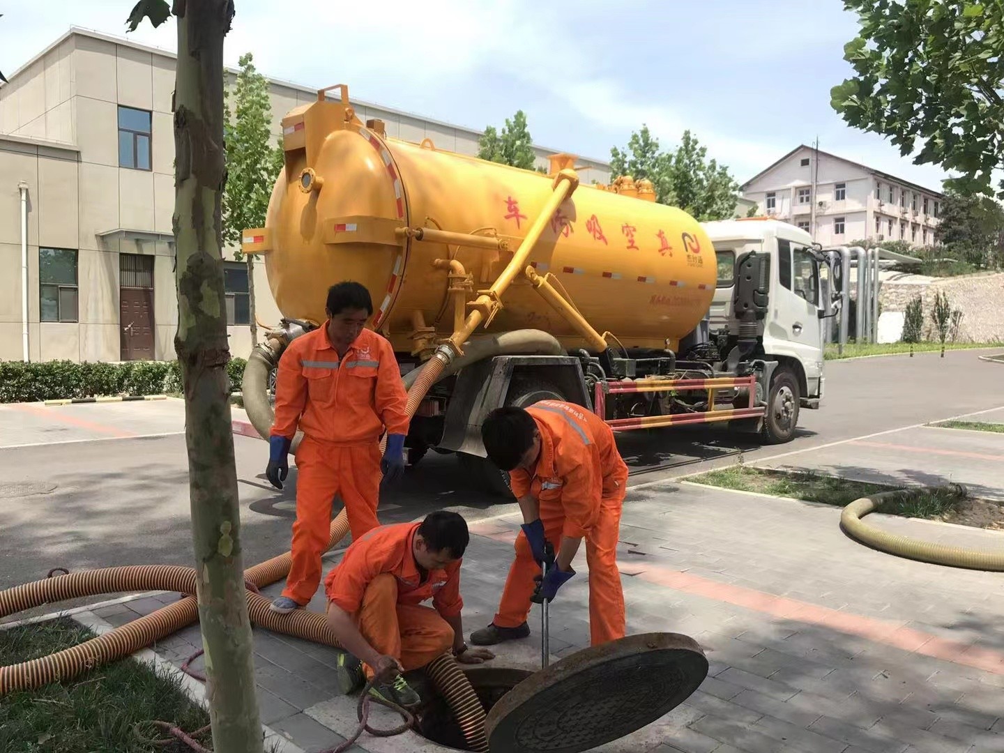 偏关管道疏通车停在窨井附近