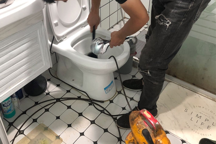 偏关马桶堵塞自己疏通还是找师傅?专业上门服务让你省时更省心